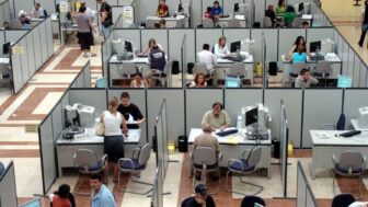 Funcionarios administrativos en España - Economía