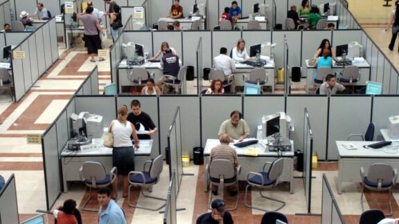 Funcionarios administrativos en España - Economía