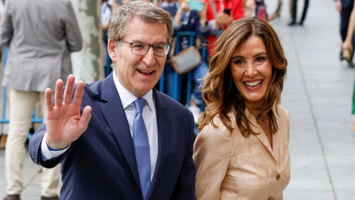 Alberto Núñez-Feijóo y su mujer Eva Cárdenas a su llegada este sábado a la iglesia de San Francisco de Borja de Madrid para asistir al enlace matrimonial del alcalde de la capital, José Luis Martínez-Almeida, con Teresa Urquijo.