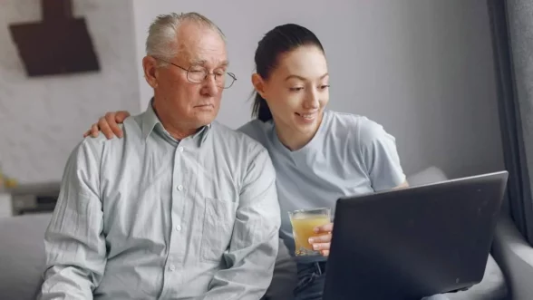 Hacienda devuelve dinero si convives con una persona mayor de 65 años