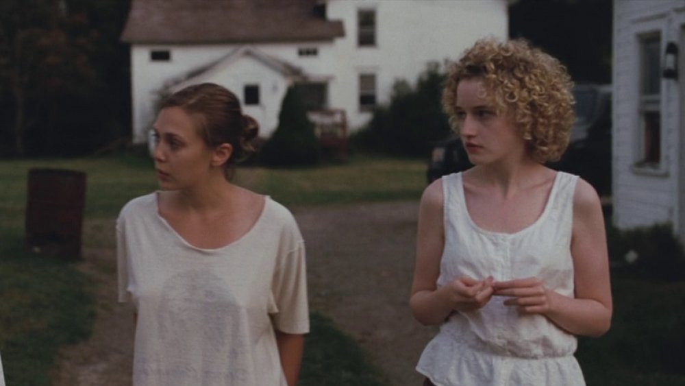 Julia Garner en la película junto a Elizabeth Olsen