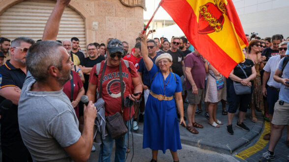 . La Guardia Civil ha impedido la manifestación prevista para las 20:00 horas a las puertas del Ayuntamiento de Torre Pacheco para evitar altercados ante la presencia de grupos ultra en la población. Según fuentes cercanas al instituto armado consultadas por EFE, los agentes están invitando a los asistentes a abandonar la zona, en la que se encontraban varias decenas de personas convocadas bajo el lema "Solo el pueblo salva al pueblo"
