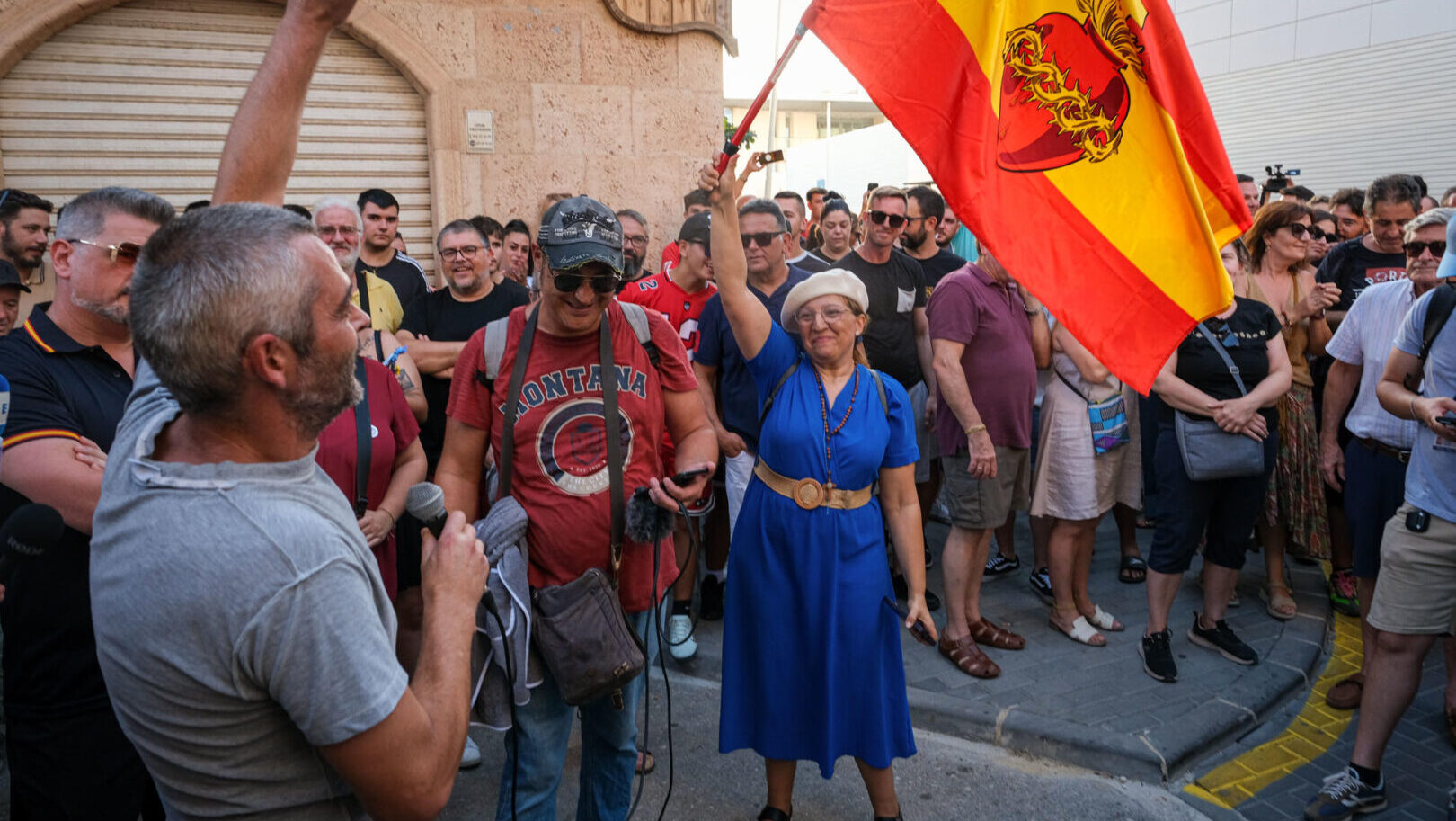 . La Guardia Civil ha impedido la manifestación prevista para las 20:00 horas a las puertas del Ayuntamiento de Torre Pacheco para evitar altercados ante la presencia de grupos ultra en la población. Según fuentes cercanas al instituto armado consultadas por EFE, los agentes están invitando a los asistentes a abandonar la zona, en la que se encontraban varias decenas de personas convocadas bajo el lema "Solo el pueblo salva al pueblo"