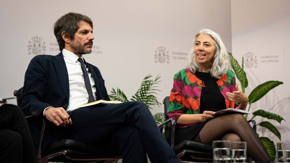 El ministro de Cultura, Ernest Urtasun, junto a la directora general de Derechos Culturales, Jazmín Beirak, durante la presentación del I Plan de Igualdad 2024-2026