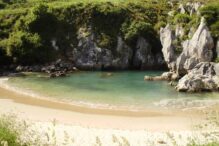 Playa de Gulpiyuri - Sociedad