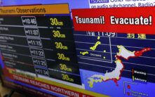 Una pantalla de televisión muestra un informe de noticias de la Agencia Meteorológica Japonesa después de un terremoto de magnitud 8,8 ocurrido en la península de Kamchatka en 2025.