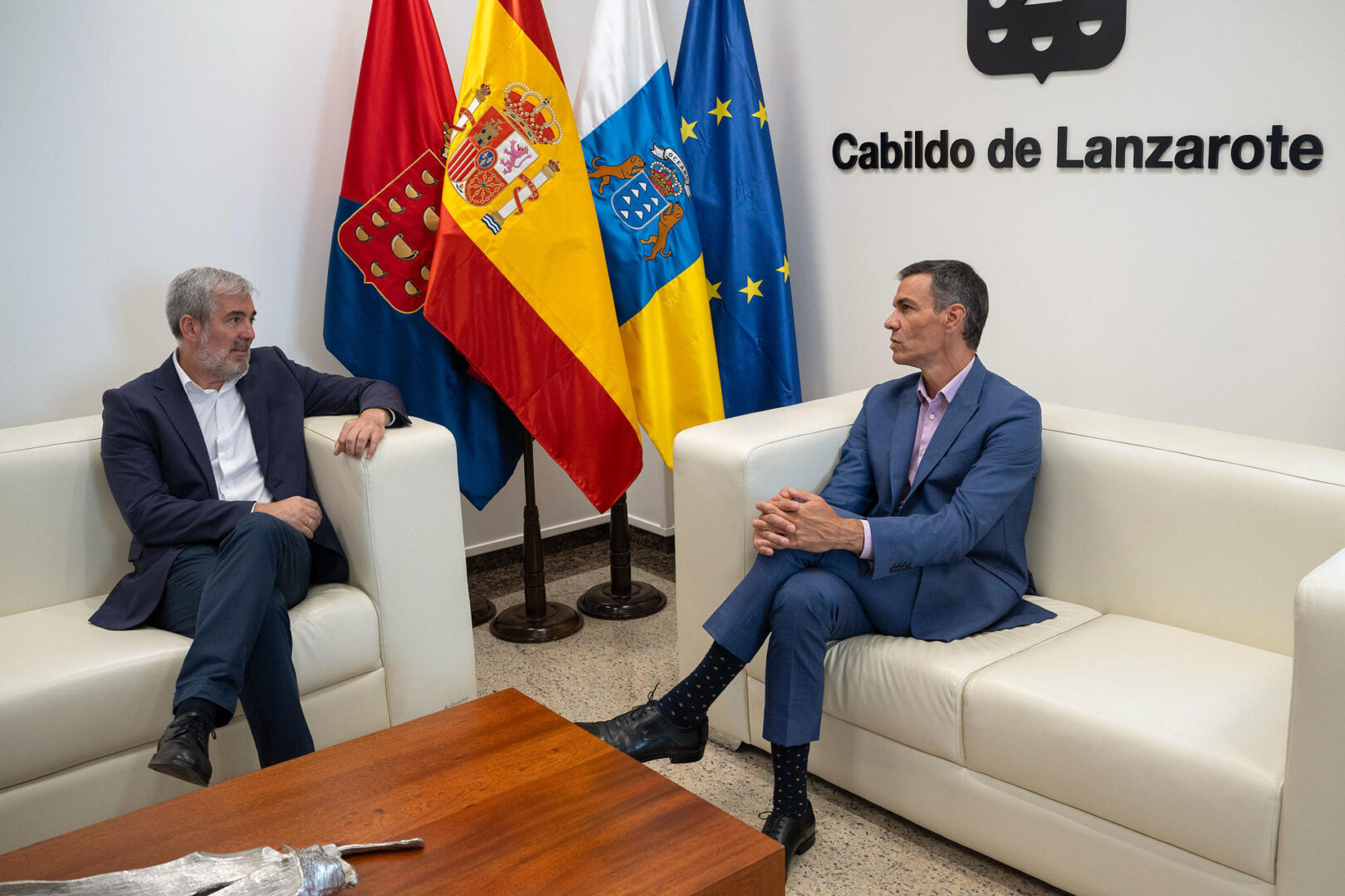 El presidente del Gobierno, Pedro Sánchez (d), ha recibido este lunes en Lanzarote al jefe del Ejecutivo canario, Fernando Clavijo (i).