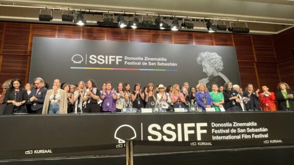 Las asociaciones feministas del audiovisual denuncian la violencia sexual en un acto histórico en el Festival Internacional de San Sebastián