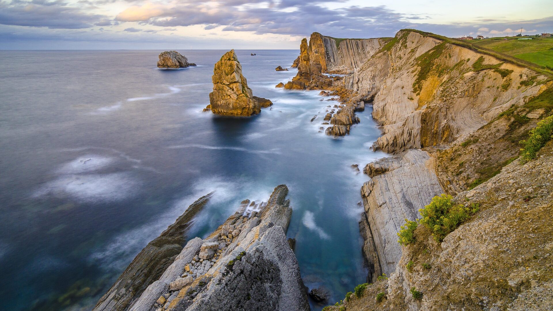 Costa Quebrada - Sociedad