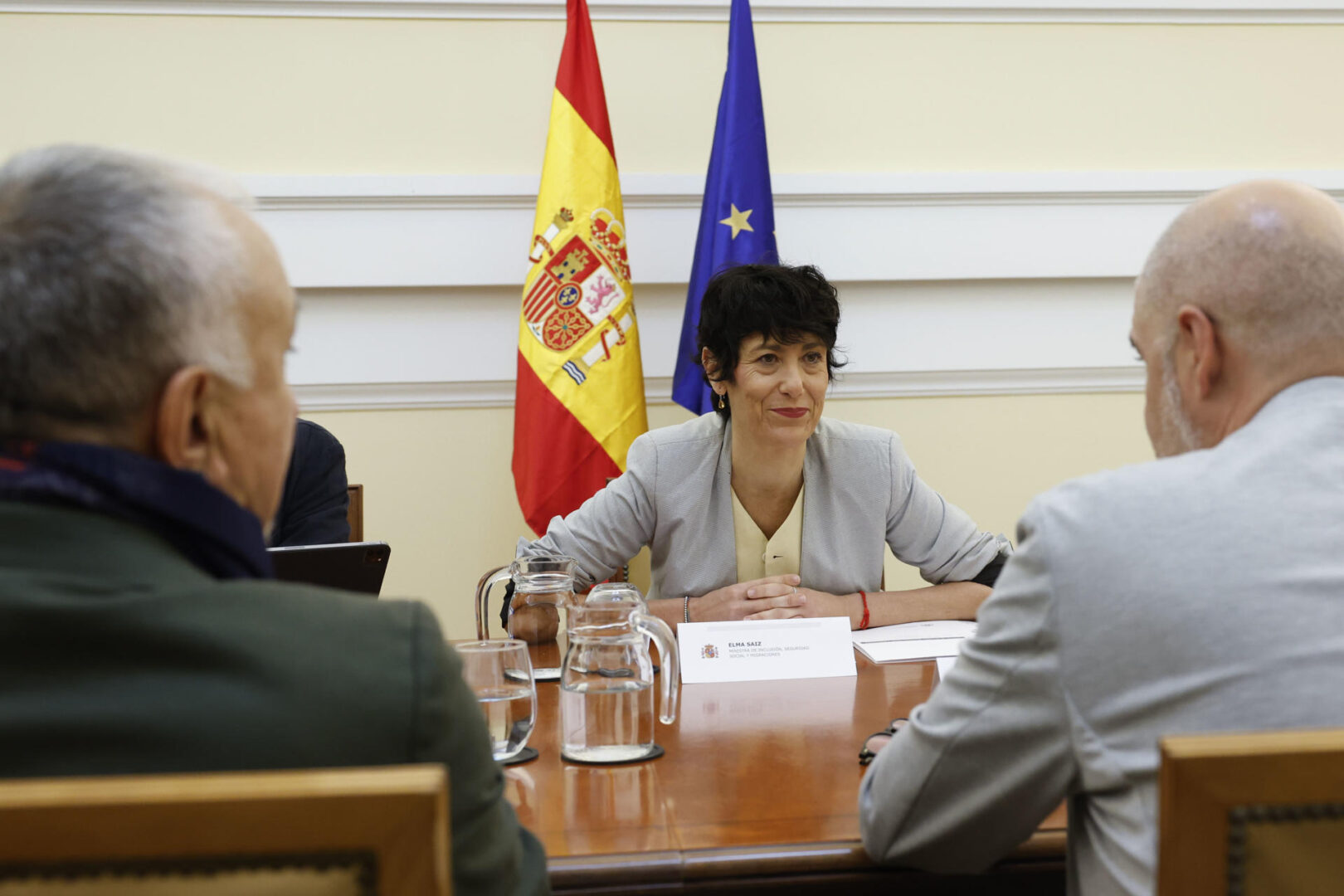 FOTODELDÍA MADRID, 11/09/2025.- La ministra de Inclusión, Seguridad Social y Migraciones, Elma Saiz (c), durante la reunión mantenida este jueves con los secretarios generales de CCOO, Unai Sordo (d), y de UGT, Pepe Álvarez (i), para abordar la agenda del diálogo social del próximo curso. EFE/J.J. Guillén