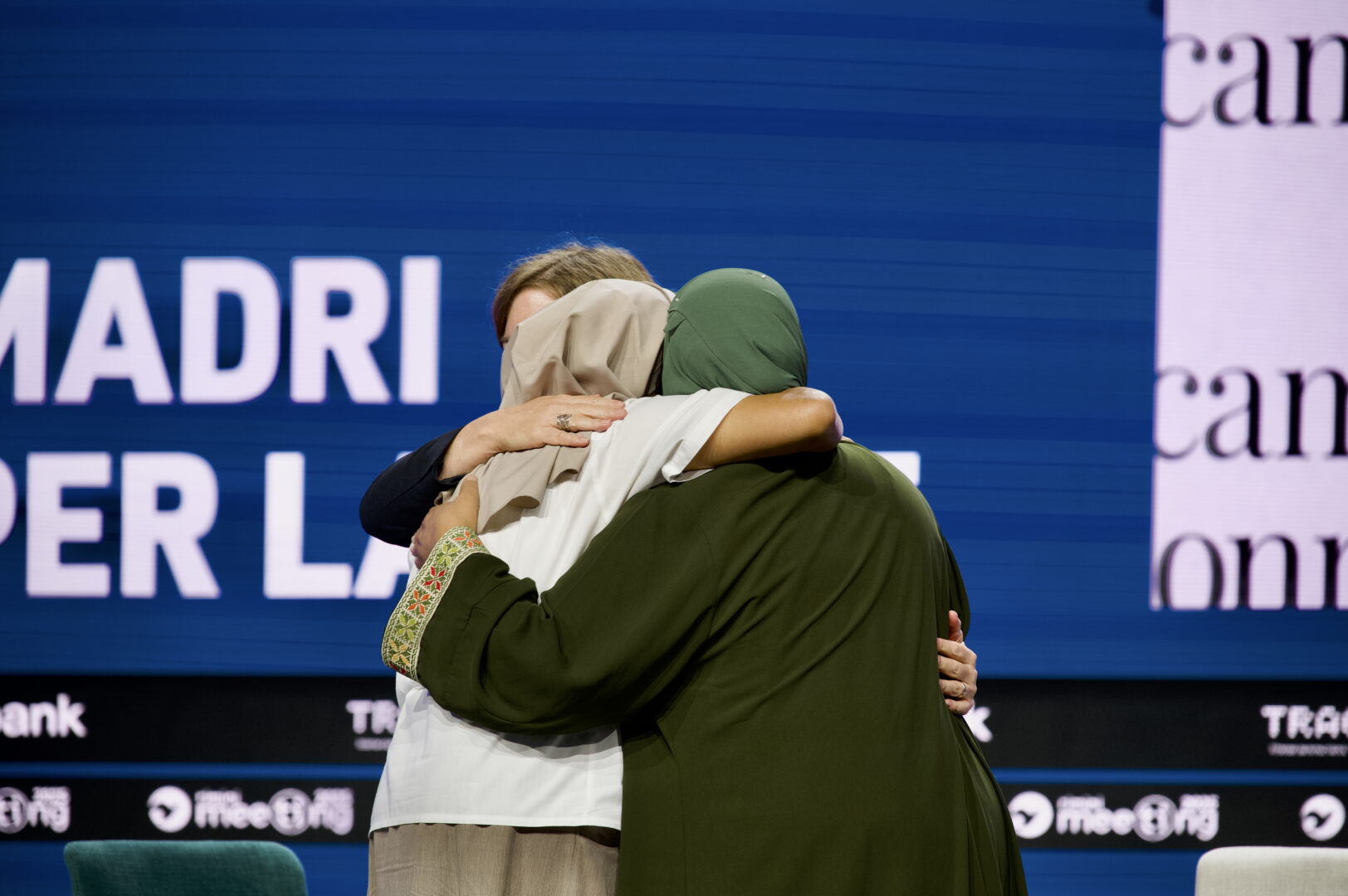 El abrazo de las ponentes en el Meeting de Rímini