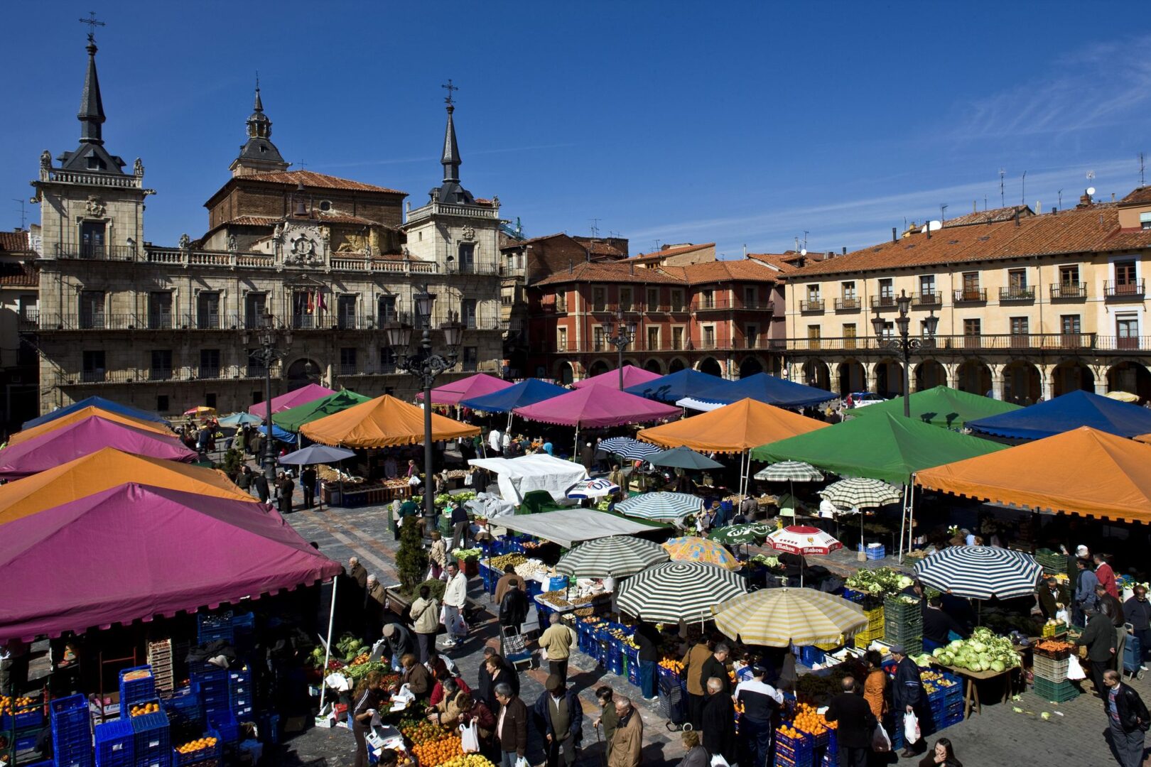 Mercado tradicional de la Plaza Mayor de León - Sociedad