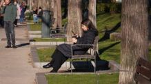 Una mujer sentada en un parque