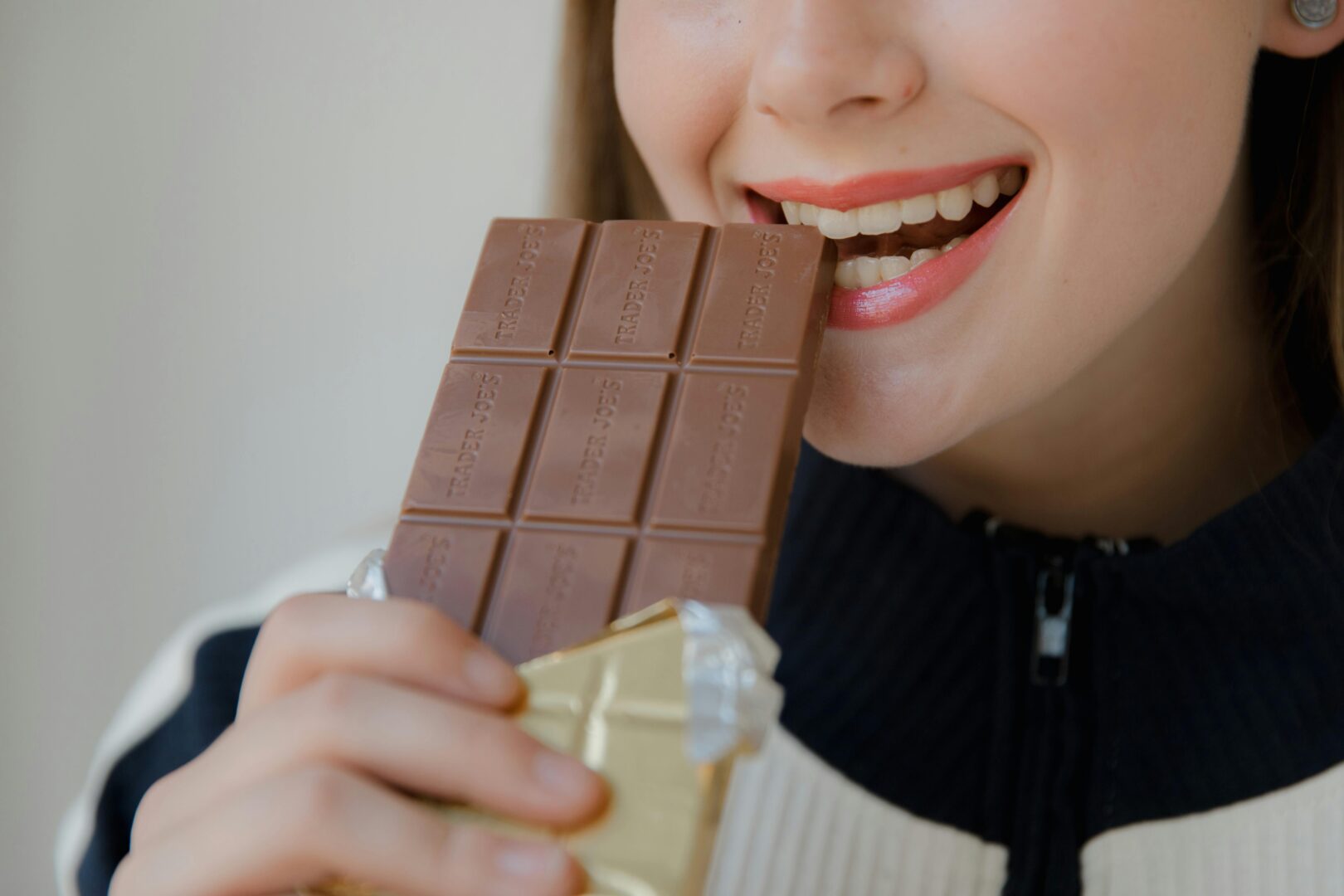 Mujer con tableta de chocolate - Sociedad