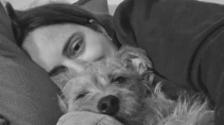 María Aránguez junto a su perro