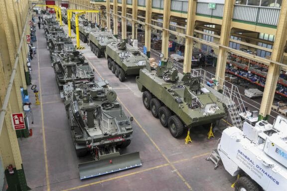 Vista del interior de la fábrica de Santa Bárbara Sistemas en Trubia (Oviedo), donde se fabrican y ensamblan los vehículos de combate sobre ruedas 8x8. La ministra de Defensa, Margarita Robles, ha anunciado que Santa Bárbara Sistemas construirá los nuevos Vehículos de Apoyo a Cadenas (VAC) del Ejército de Tierra, por un importe de 1.900 millones de euros, que garantizará la carga de trabajo en la fábrica de armas de Trubia hasta 2037.EFE/ J.L.Cereijido