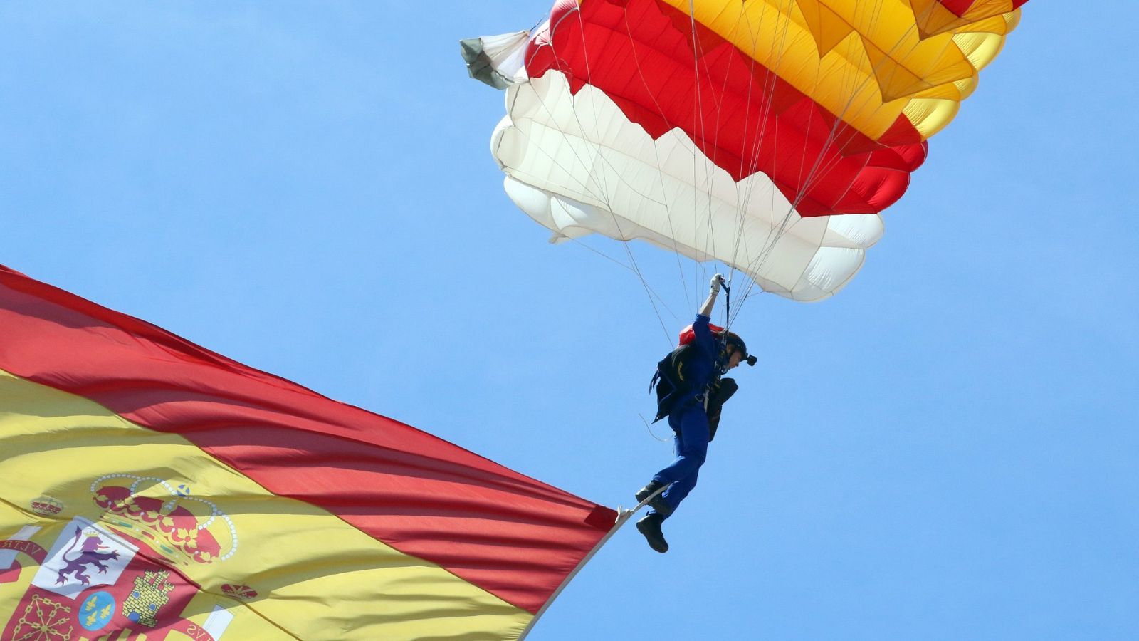 Primera mujer paracaidista bandera