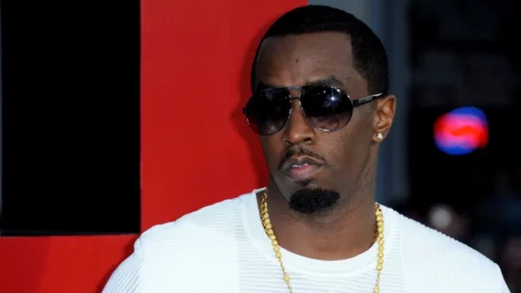 El polémico rapero Sean Combs en una alfombra roja