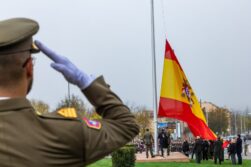 Isabel II bandera ejército