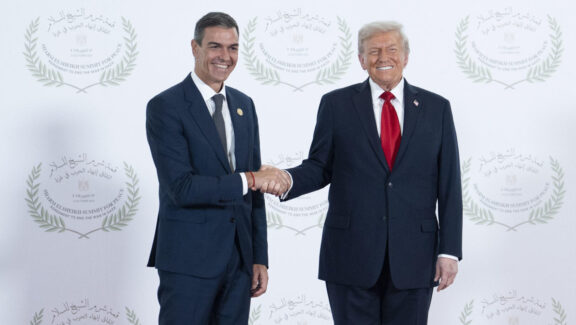 El presidente del Gobierno, Pedro Sánchez, posa junto al presidente estadounidense, Donald Trump