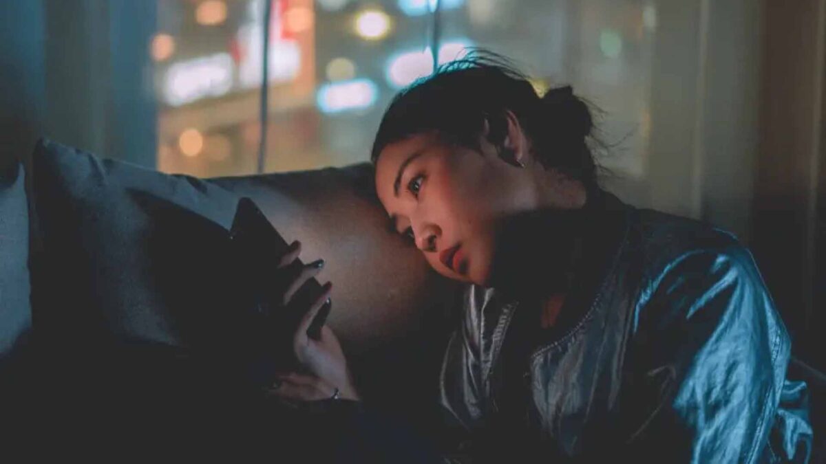 Una mujer mirando la pantalla de su móvil