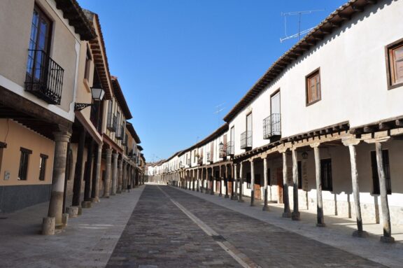 Calle porticada en Ampudia - Sociedad