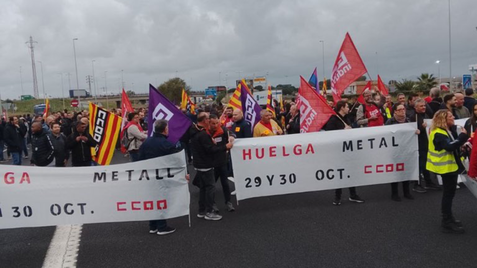 Huelga del metal en Barcelona: cortes de carreteras en los accesos a la ...