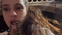 Rosalía, con un rosario en la boca mientras interpreta 'Berghain' en su cuenta de Instagram