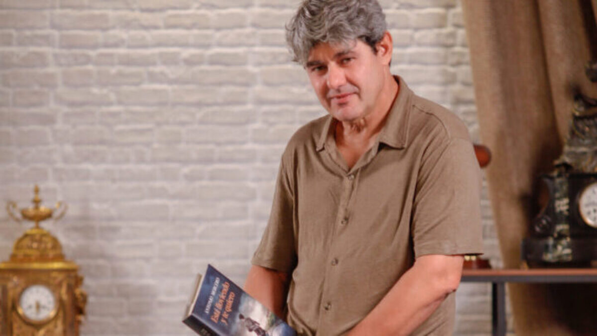 Antonio Mercero, parte de Carmen Mola', publica 'Está lloviendo y te quiero'
