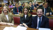 El senador del PP Alejo Joaquín Miranda de Larra junto a la portavoz del partido en el Senado, Alicia García (i), y la senadora María del Rocío Dívar (c)