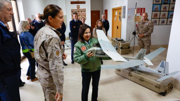 La ministra de Defensa, Margarita Robles, junto a una militar española en una visita al Grupo de Escuelas de la base aérea de Matacán (Salamanca).