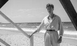Imagen principal de la adaptación cinematográfica que el director francés François Ozon ha hecho de 'El extranjero' de Albert Camus