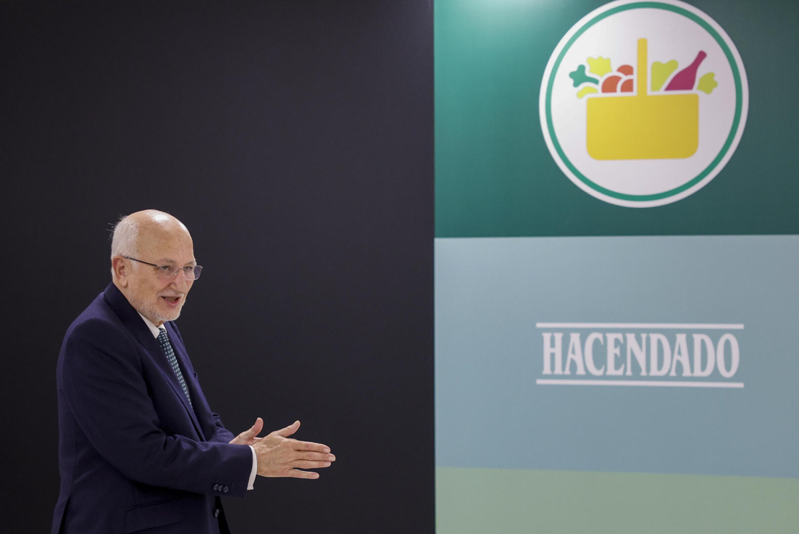 GRAFCVA6192. PATERNA (VALENCIA), 11/03/2025.- El presidente de Mercadona, Juan Roig, durante el acto de presentación de resultados de la empresa en el centro de coinnovación en Paterna (Valencia), donde ha anunciado este martes que la cadena de supermercados ha ganado 1.384 millones de euros en 2024, lo que supone un 37 % más que el ejercicio anterior. EFE/Ana Escobar