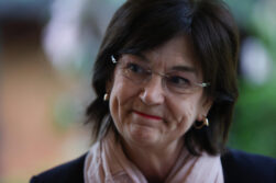 AME6408. ASUNCIÓN (PARAGUAY), 09/10/2025.- La presidenta de la Comisión Nacional de los Mercados y la Competencia (CNMC) de España, Cani Fernández, reacciona durante entrevista para EFE este miércoles en Asunción (Paraguay). Fernández destacó, en una entrevista con EFE, la importancia de la política de competencia en los países, al indicar que permite la igualdad en los mercados y beneficia a los consumidores con precios justos.