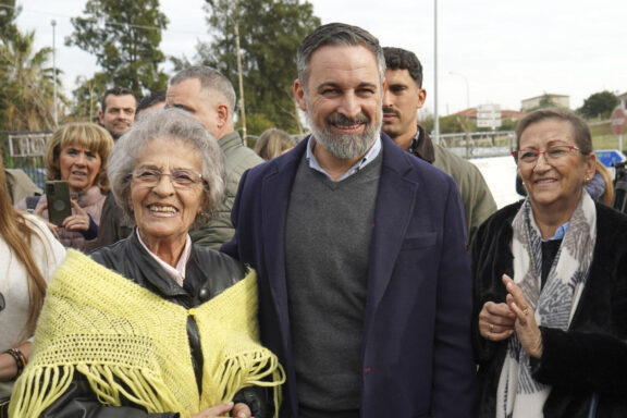 El presidente de Vox, Santiago Abascal, a las puertas de la central nuclear de Almaraz, dentro de la jornada electoral con motivo de los comicios autonómicos en Extremadura que se celebran el próximo domingo.