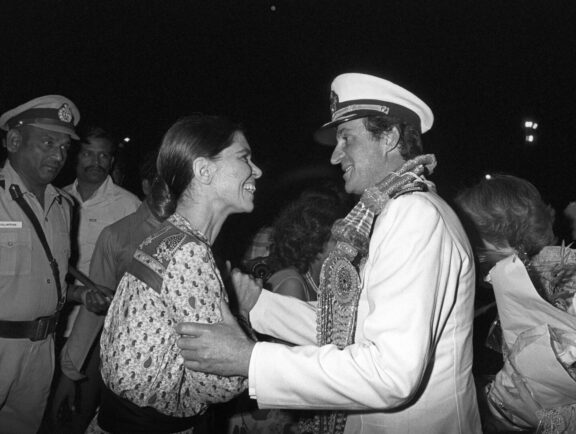 El Rey Juan Carlos I de España saluda a su cuñada, la Princesa Irene de Grecia, en el aeropuerto de Madrás, en 1982