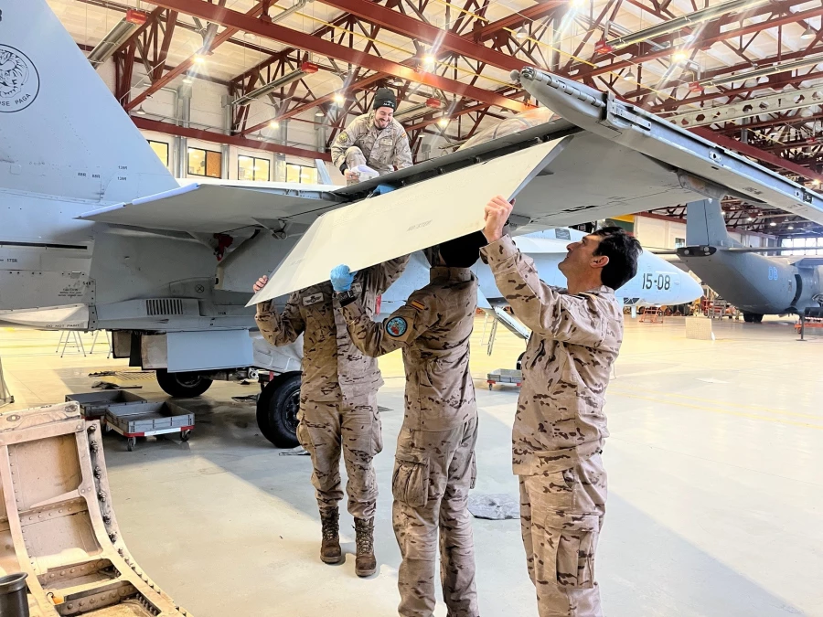 Inspección de un caza F-18 desplegado en Lituania. Firma: Emad. Benjamín Carrasco. infodefensa