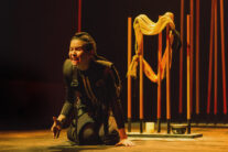 Un momento de la obra 'Tebanas', con Antígona llorando la muerte de su hermano