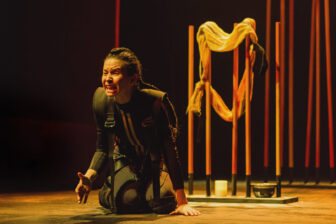 Un momento de la obra 'Tebanas', con Antígona llorando la muerte de su hermano