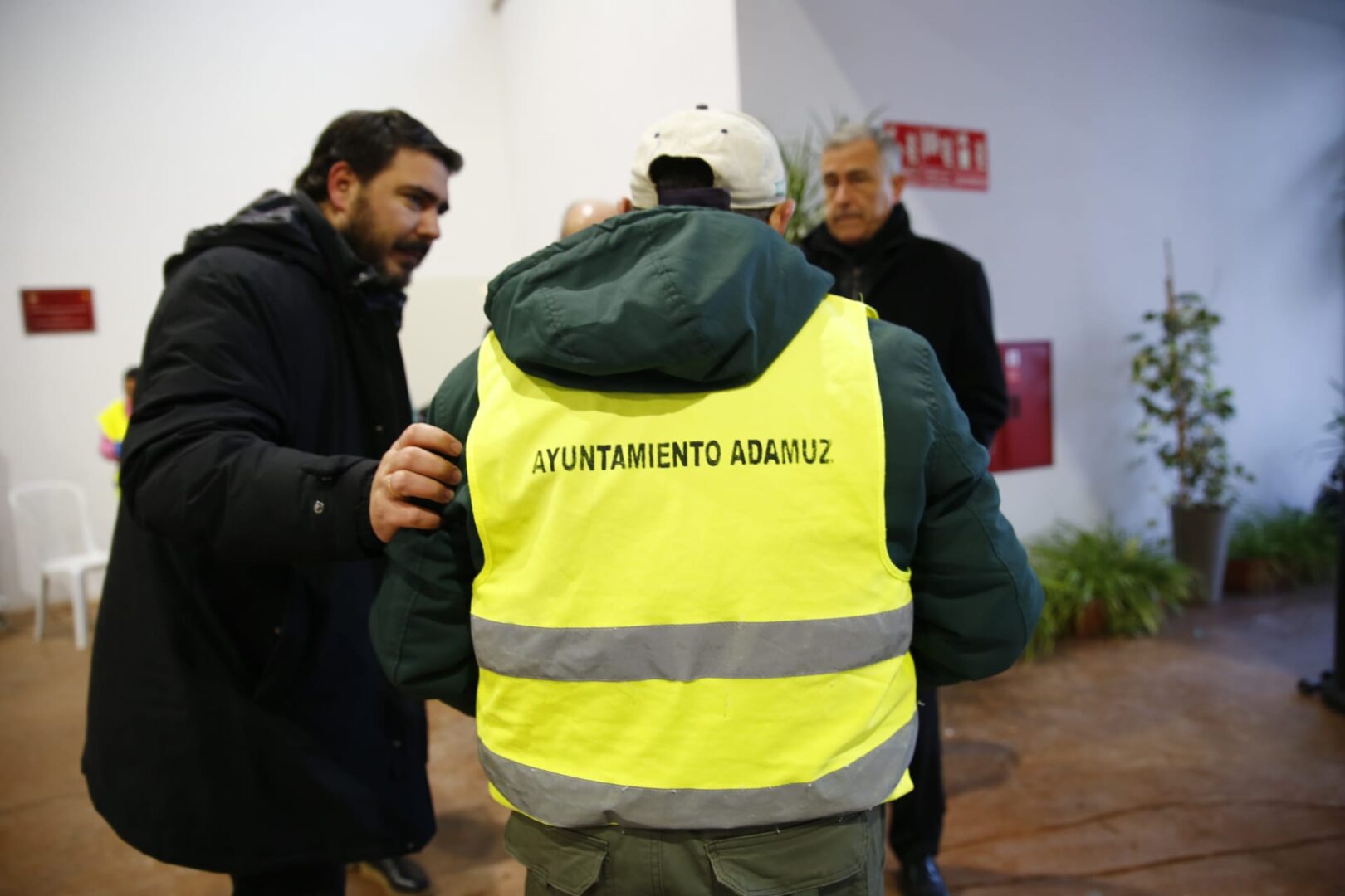 El párroco de Adamuz, don Rafel Prados, junto a otros trabajadores del Ayuntamiento 
