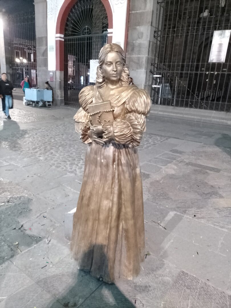 Escultura de la Emperatriz y Reina Isabel de Portugal, ubicada en la calle 5 de Mayo, en el centro histórico de la ciudad de Puebla de los Ángeles, México.