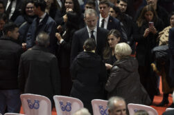 Los Reyes Felipe VI y Letizia saludan a los afectados por el accidente de Adamuz