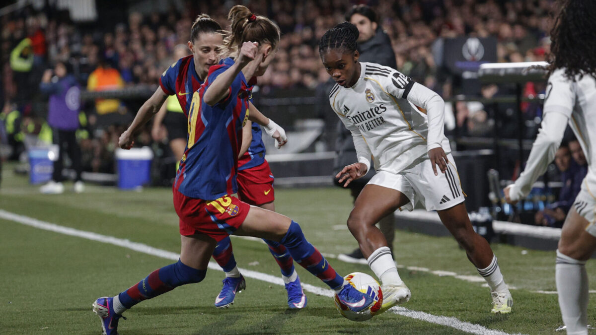 Linda Caicedo disputa un balón con Graham Hansen