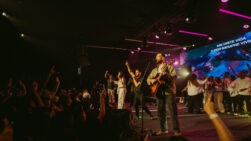 'LLAMADOS': la fe católica se cita en un gran formato de música, testimonios y adoración, con concierto de Hillsong