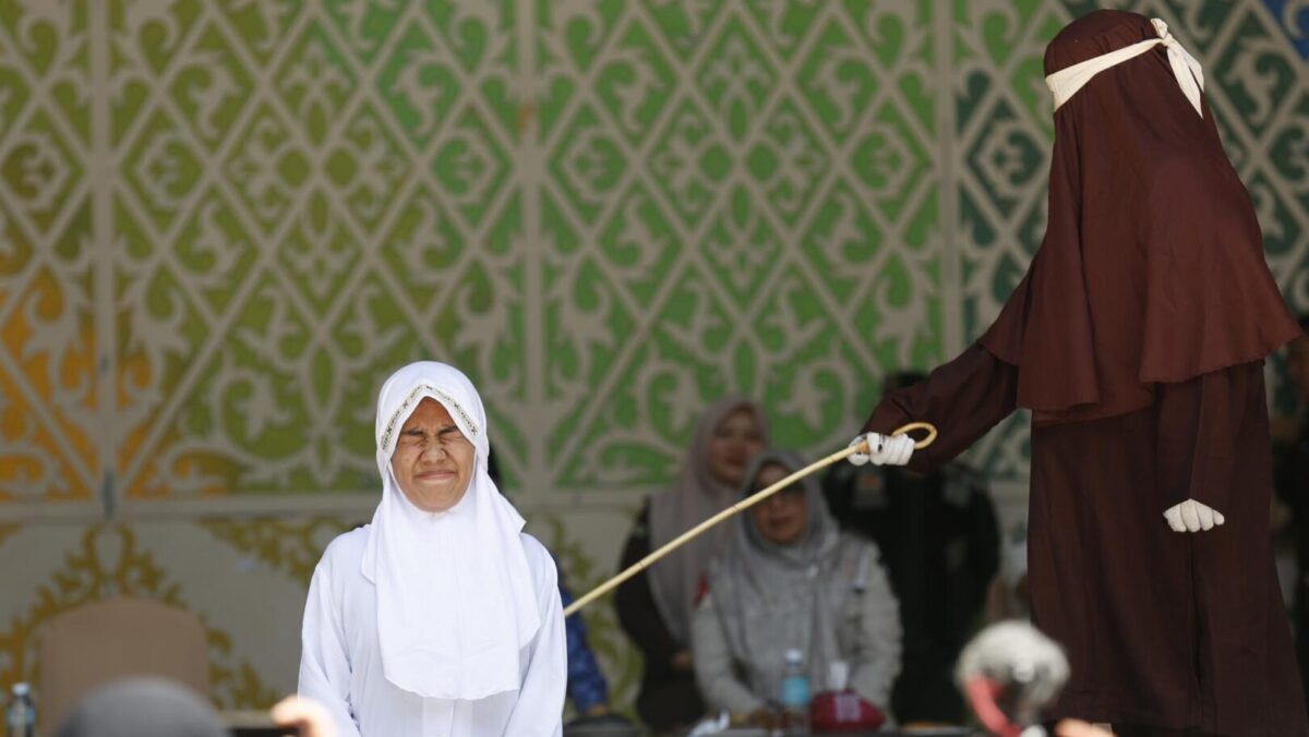 Castigo con azotes en Aceh por violaciones de la ley sharia