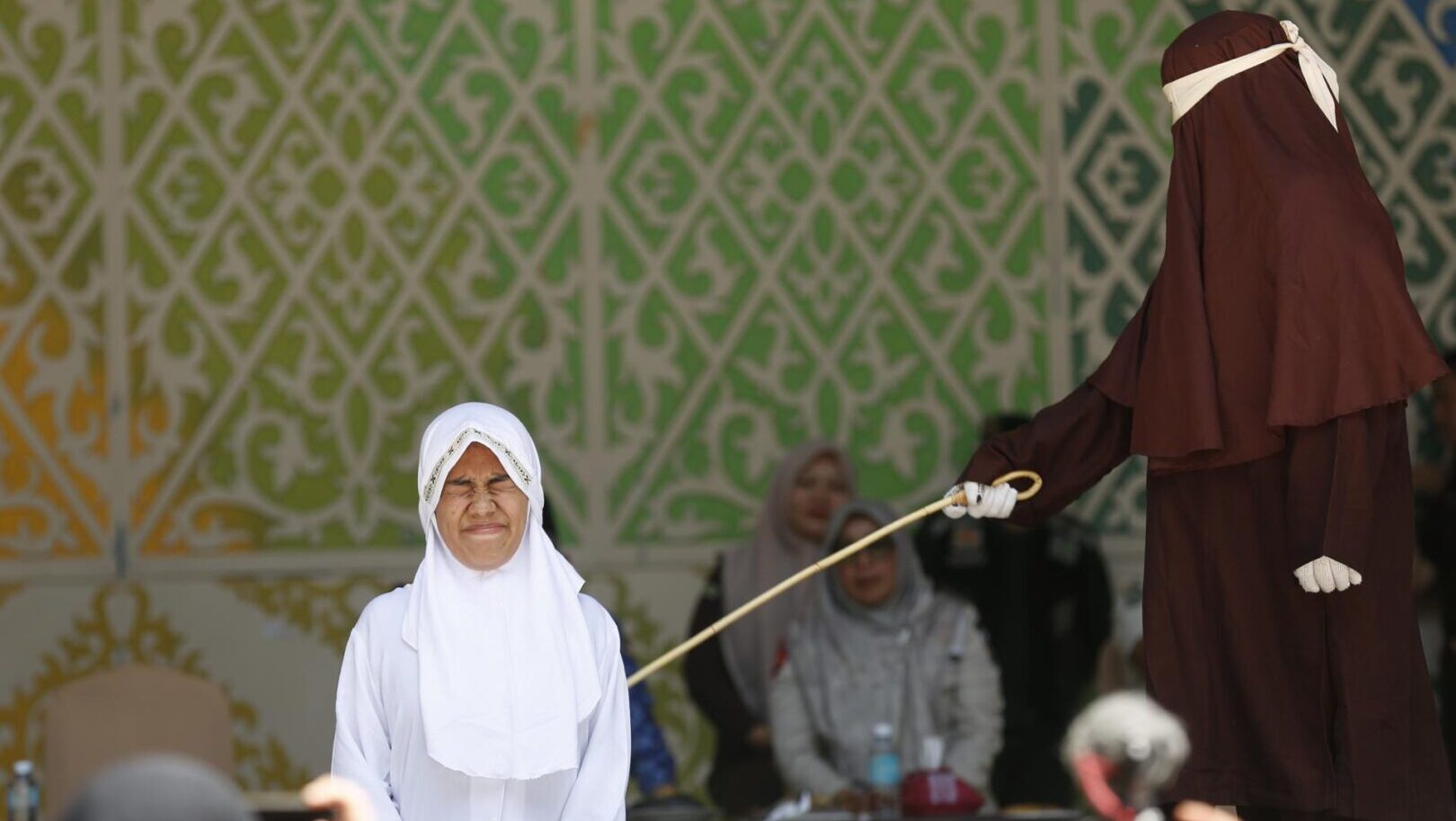 Castigo con azotes en Aceh por violaciones de la ley sharia