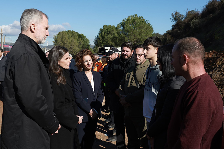 El párroco de Adamuz saluda a los Reyes de España en su visita a la localidad
