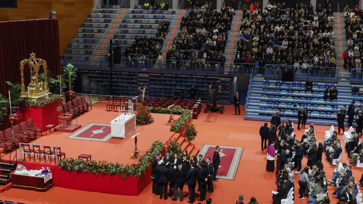 Un momento del funeral en Huelva para acompañar a los familiares de las 45 víctimas mortales del accidente ferroviario de Adamuz, 28 de las cuales eran de municipios de esta provincia