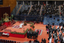 Un momento del funeral en Huelva para acompañar a los familiares de las 45 víctimas mortales del accidente ferroviario de Adamuz, 28 de las cuales eran de municipios de esta provincia