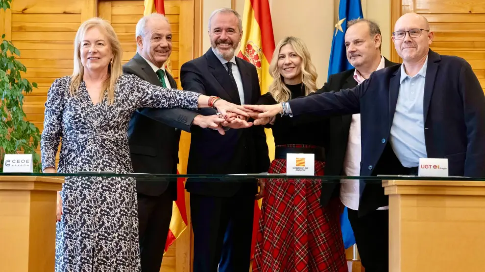 Firma del acuerdo entre patronal, sindicatos y Gobierno de Aragón